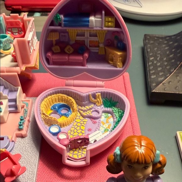 Charming Dollhouse Playset with Heart Case - Picture 4 of 8